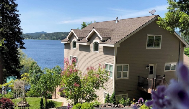 Lakefront Paradise-Sleeps 21+, Dock, Hot Tub, Games, Kayaks, Playground & more!