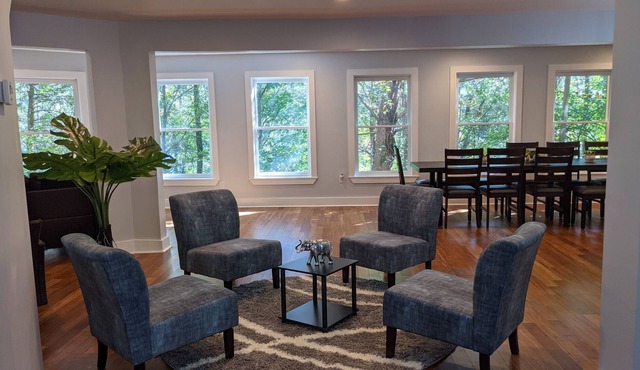 Lakefront paradise perfect for friends and family!