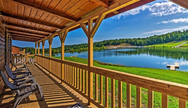 Lakefront Paradise On-Site Hiking and Waterfall!