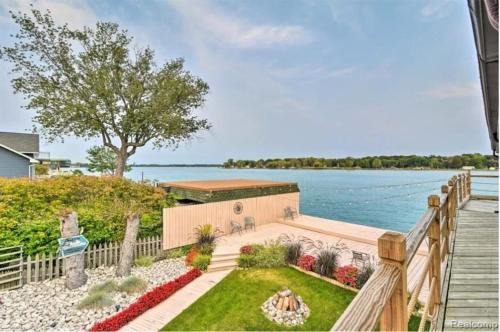 Lakefront Paradise with 7 beds - Fishing - Swimming