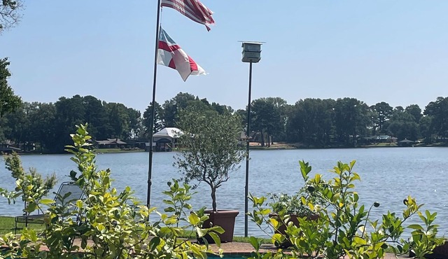 Lakefront Paradise with pool , 3bd 3Ba, Amazing views