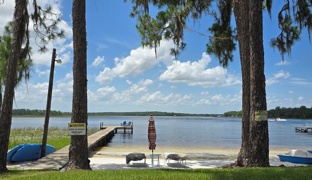 LAKEFRONT- peaceful hideaway, short drive to attractions, springs and beaches.
