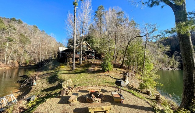 LAKEFRONT Peninsula House ONE of a KIND SPOT! Private Dock, Pet Friendly