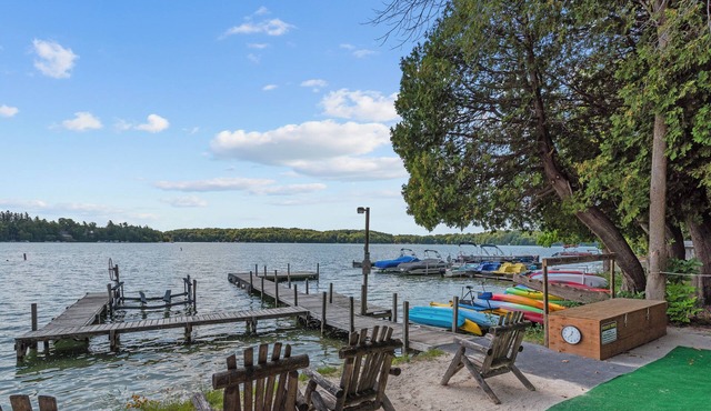 Lakefront Penthouse, Private Beach, Outdoor/Indoor Pools, Walk to Town