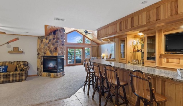 Lakefront Penthouse Retreat: Stunning Views, Bar, Golf & Fun on Castle Rock Lake