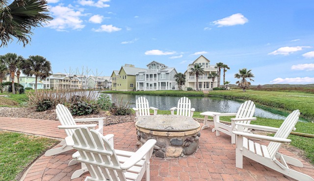 Lakefront, Pet-Friendly, Beach Home w/Large Backyard+Loft & Resort Amenities