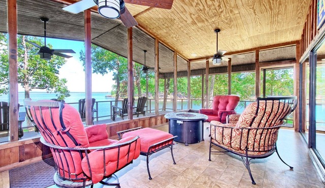 Lakefront, pet friendly, cabin with spectacular views on South Toledo Bend.