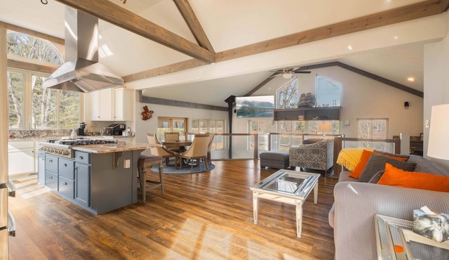 Lakefront, Pet Friendly w Firepit in Quiet Cove