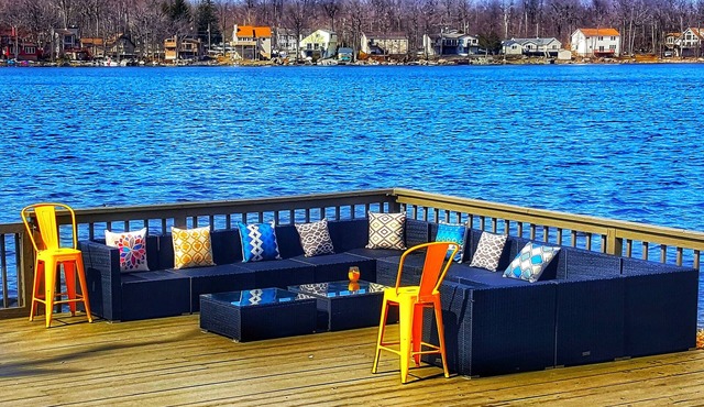 Lakefront, Pets , Decks, Canoe, Kayaks, Firepit, WIFI, Poconos, Waterparks & Ski