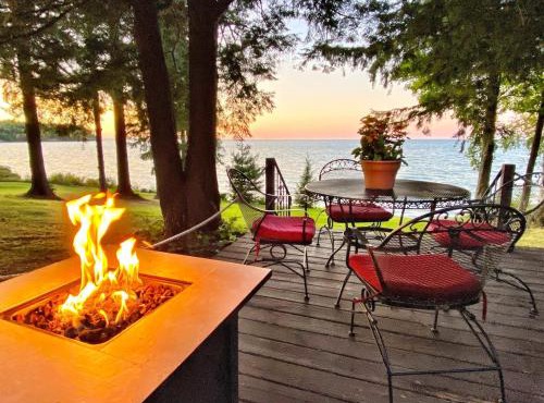 Lakefront Pine Cottage Hot Tub & Fire Pit