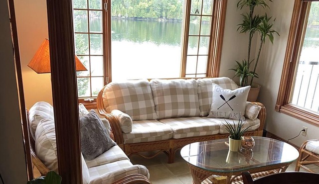 Lakefront Pineview Chalet + Spa on Lac Orignal