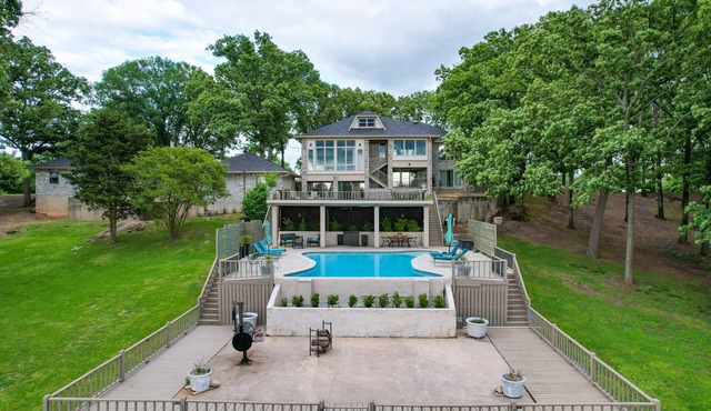 Lakefront Pittsburg Villa w/Private Pool!