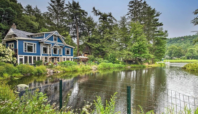 Lakefront Poconos Retreat w/Hot Tub, Near Hiking!