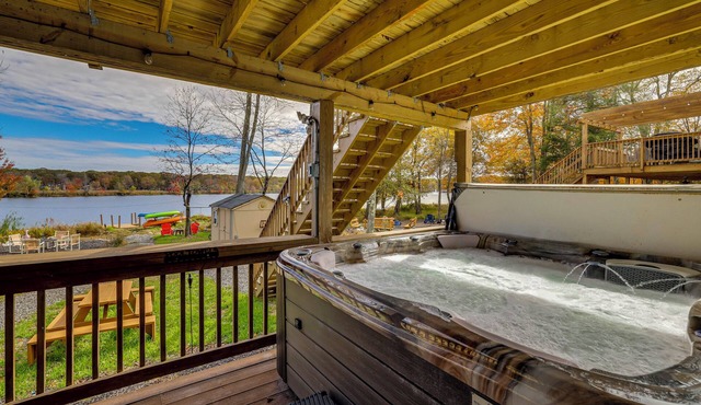 Lakefront Pocono Retreat w/Hot Tub & Movie Hub