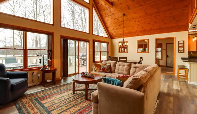 Lakefront Poconos Family Home w/Pool Access