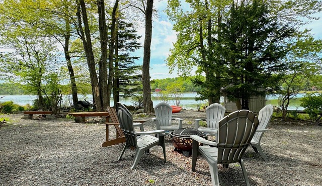 Lakefront Poconos Serenity-Hot Tub/Kayaks/FirePit
