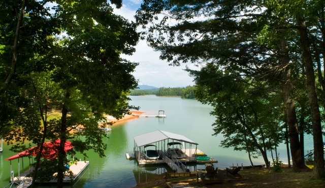 LAKEFRONT, PONTOON BOAT, HOT TUB, FIREPIT, Fireplace . Wide lake Mountain View