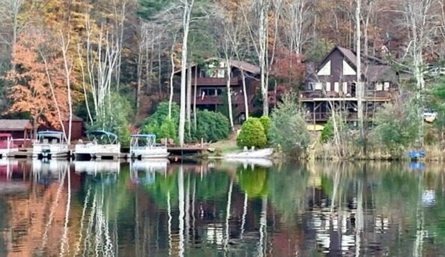 LAKEFRONT! Pontoon boat, hottub, firepit/place, Billiards, ping pong, fooseball