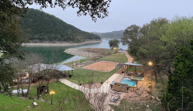 Lakefront/Pool & Hot Tub/NEW PICKLEBALL/Sand Volley Ball/4 acres/Sleeps 28
