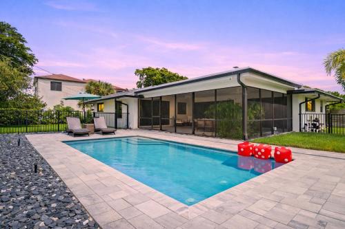 Lakefront Pool Retreat, Near DT & Beach