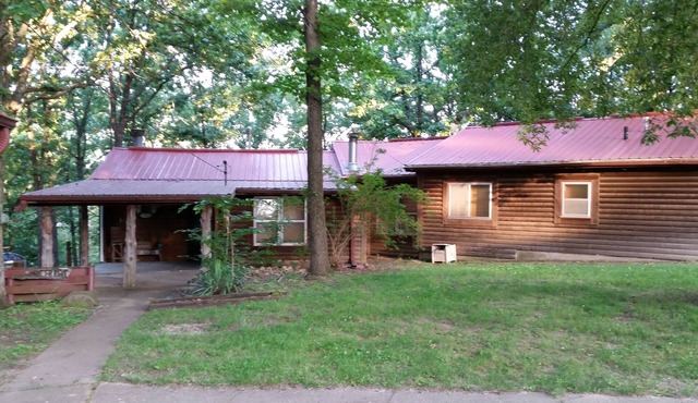 LAKEFRONT PREMIER rustic cabin on quiet cove, west side of Pomme de Terre Lake