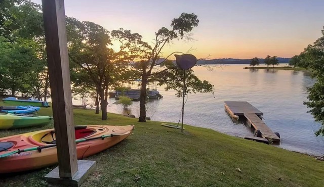 Lakefront, Private Dock, Water Toys, Sunset Views!
