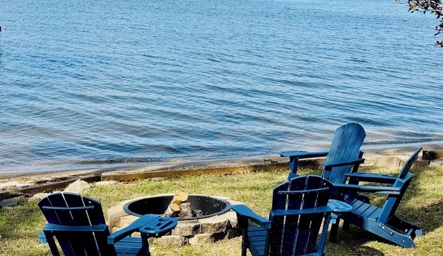 Lakefront Private Beach, Fire pit, Mile long lake views, Mega Screened in Porch