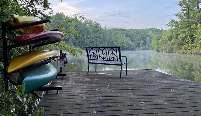 Lakefront/Private Cove, Hot Tub, Boats, Woods, & 3 Beaches