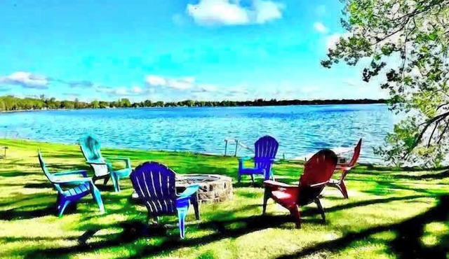 LAKEFRONT Private Dock Walk to Town 4 Bed Sleep 12