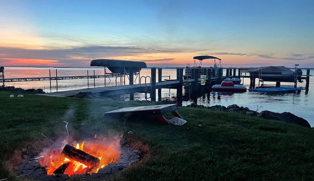 Lakefront! Private Dock! Water toys! Sleeps 14!
