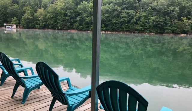 LAKEFRONT~ PRIVATE DOCK~ WiFi~ CLOSE TO MARINA~ HOT TUB~ No-Wake Cove~ 6BD,3BA
