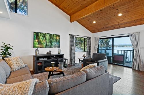 Lakefront, Private dock, ensuite-unit, King bed, Free EV charger, Boat Friendly