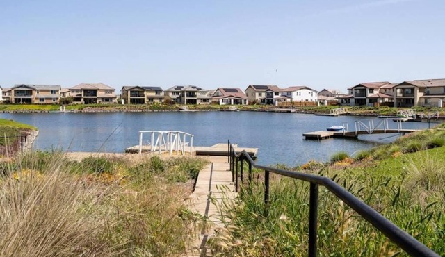 Lakefront Private Guest Suite + Jacuzzi