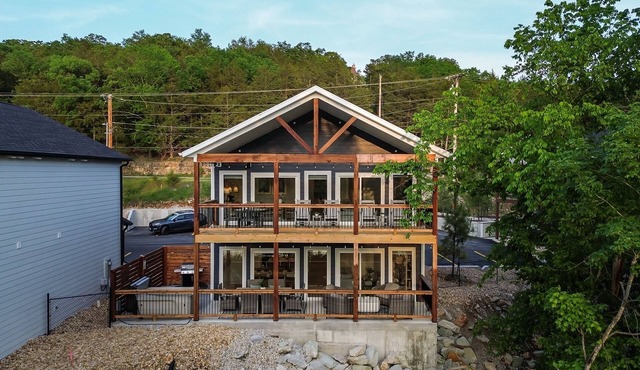 Lakefront, Private Hot Tub, Near Downtown Landing | Blue Pearl