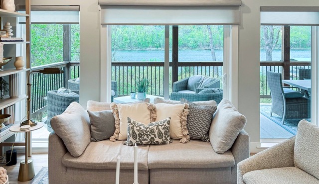 Lakefront, Private Hot Tub, By Downtown Landing | Mini Pearl