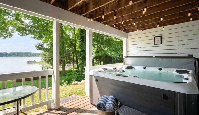 Lakefront, Private Lake, hot tub, Game Room & pets