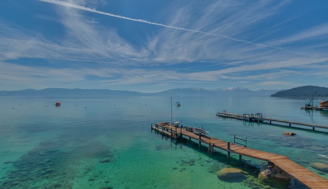 LAKEFRONT ~ PRIVATE PIER ~ PICKLEBALL ~ Lakeside LAWN ~ BUOY ~ TOYS~ Dog OK