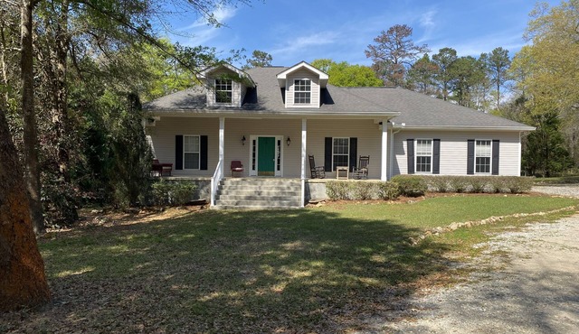 Lakefront, private pool-hot tub. Huge dock. Close to boat ramp. Amazing sunsets.