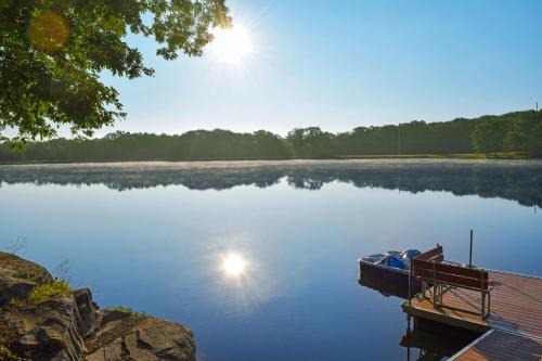 Lakefront, Private Pool, Hot Tub, Firepit, Boats