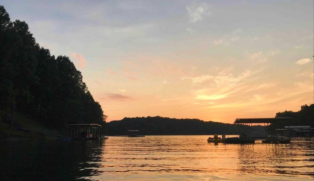 Lakefront property, spacious family retreat with private dock, hot tub & kayak