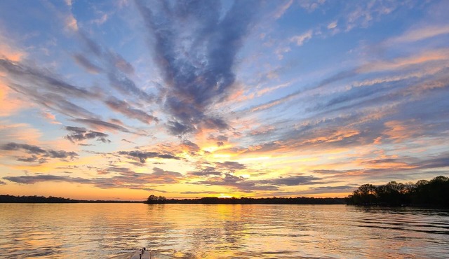 LAKEFRONT Property with Hot Tub, Pool Table, Kayaks, Fishing - all by Nashville