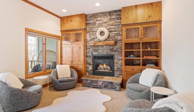 Lakefront Property- Newly Updated Four Bedroom House, Sleeps 10