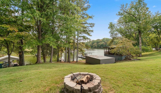 Lakefront property with 7 bedrooms