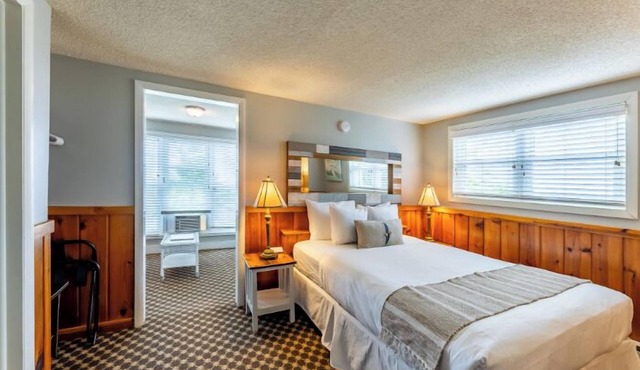 Lakefront Queen Room with Twin sofa sleeper