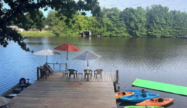 Lakefront! Quiet escape from everyday life on the shore of a "No-Wake" lake!
