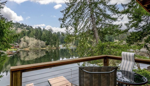 Lakefront remodeled home, Amazing Views of Mercer Lake, Dock, Kayaks