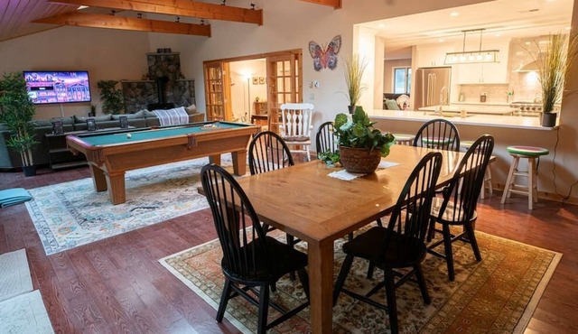 LAKEFRONT RENOVATED 3000+ sf Cabin in 5-Star Lake Naomi