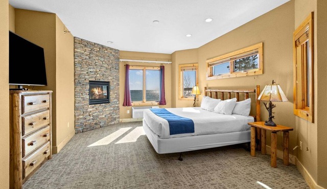 Lakefront Resort Condo with Pool & Hot Tub