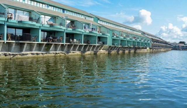 Lakefront Resort Conference & Event Center Retreat | Sleeps 40