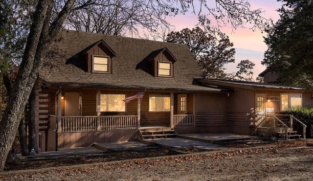 Lakefront Resort Sleeps 120 Cabins & RV Sites Pool Perfect for Large Groups